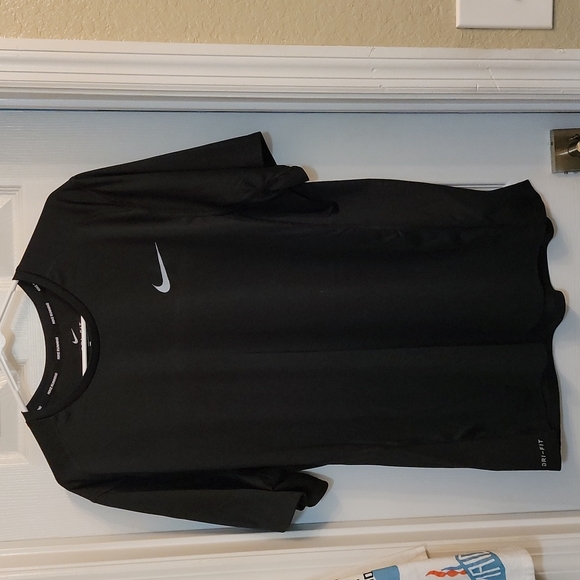 Black nike dri fit t shirt 👕 - Picture 1 of 3